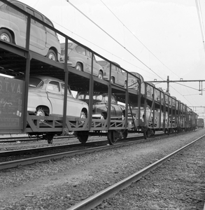 167048 Afbeelding van dubbeldeks autotrailers, beladen met auto's (Fiat's), op het emplacement te Eindhoven.